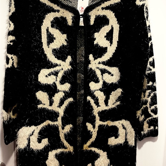Two Sisters Jackets & Blazers - NWT  . 
Beautiful Woman’s Black and white lightweight /jackets Cardigan.